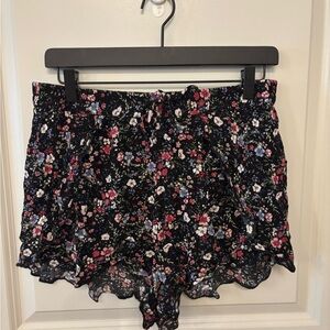 American Eagle black floral flowy ruffle shorts size L